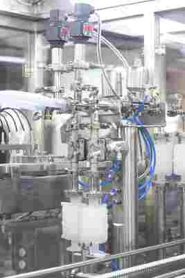 เครื่องบรรจุไซรินจ์สำเร็จรูปอัตโนมัติความเร็วสูงสำหรับการผลิตยาปราศจากเชื้อ