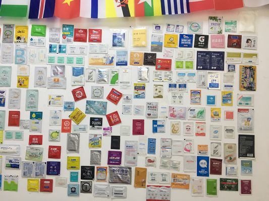 อัตโนมัติเต็ม 4 ทิศ ปิดเครื่องบรรจุผ้าเปียกเปียก Single Sachet Alcohol Swab Packaging Machine